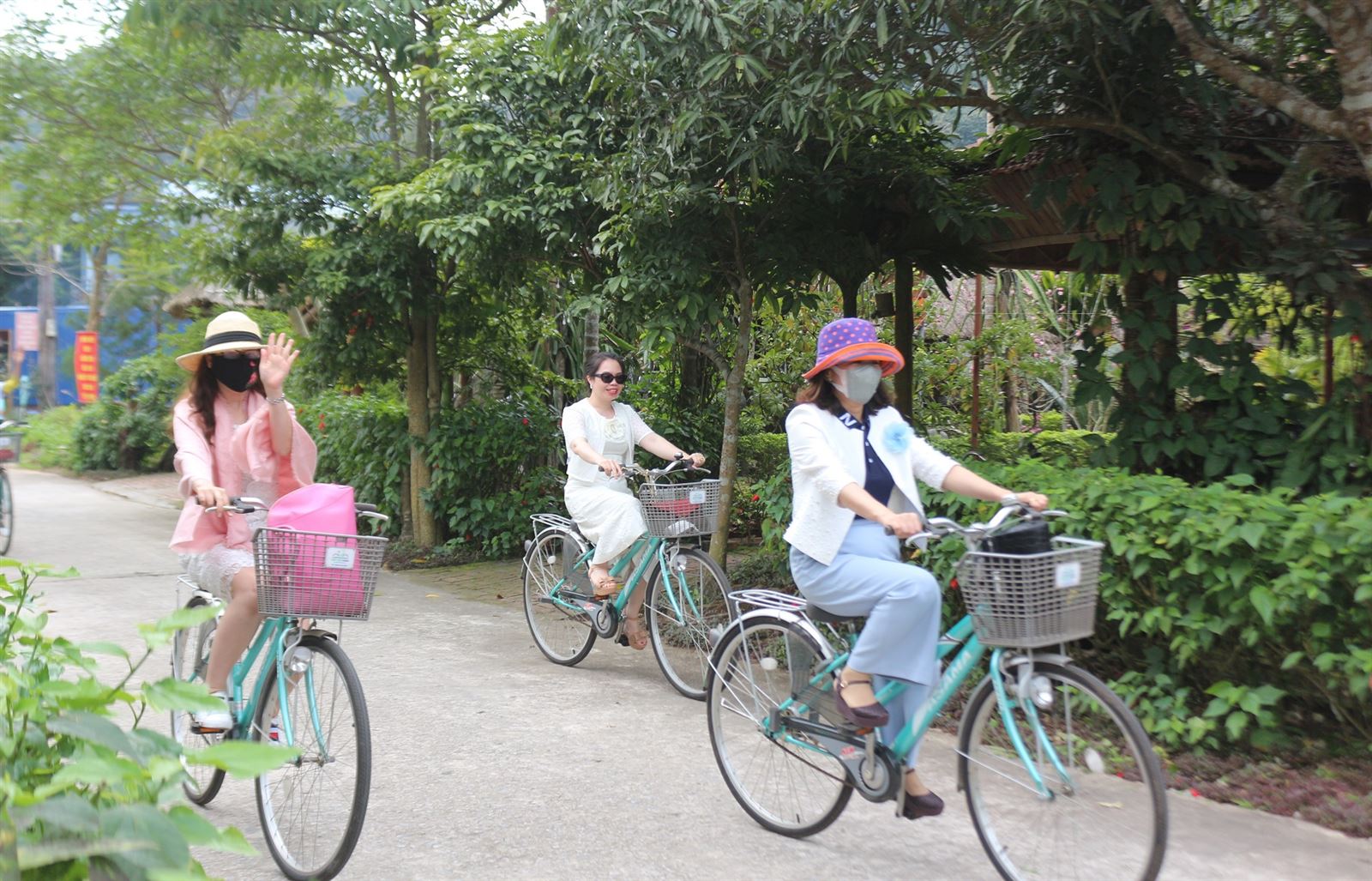 Đạp xe tại làng sinh thái Việt Hải