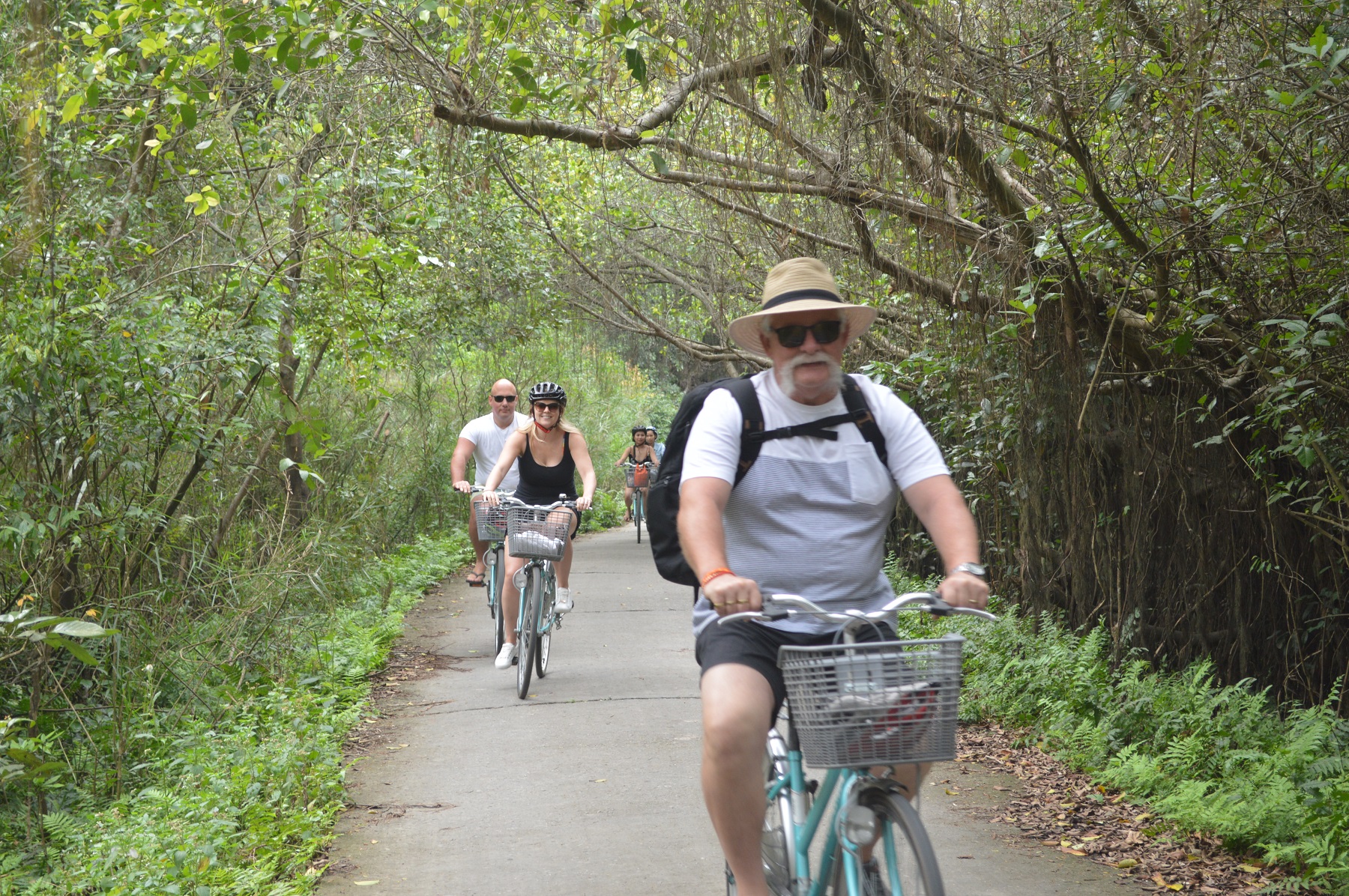 Đạp xe vào làng du lịch sinh thái Việt Hải
