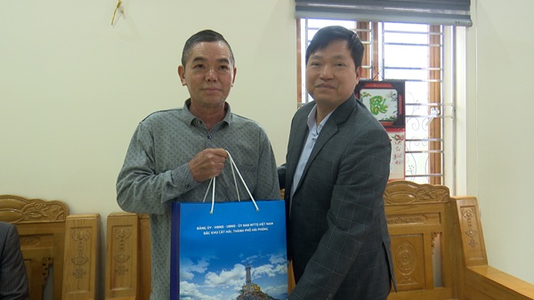 Lãnh đạo đảng uỷ, HĐND, UBND, UBMTTQVN tặng quà tết Nguyên đán Bính Ngọ 2026