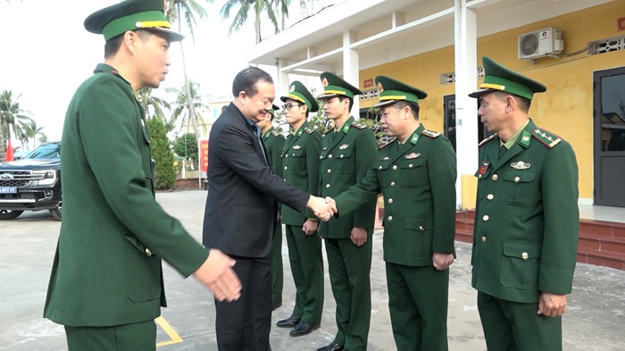 Chủ tịch UBND đặc khu thăm, tặng quà, chúc mừng các đơn vị Quân đội nhân ngày 22/12 tại đảo Cát Hải