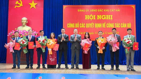 Đặc khu Cát Hải công bố các quyết định về công tác cán bộ.