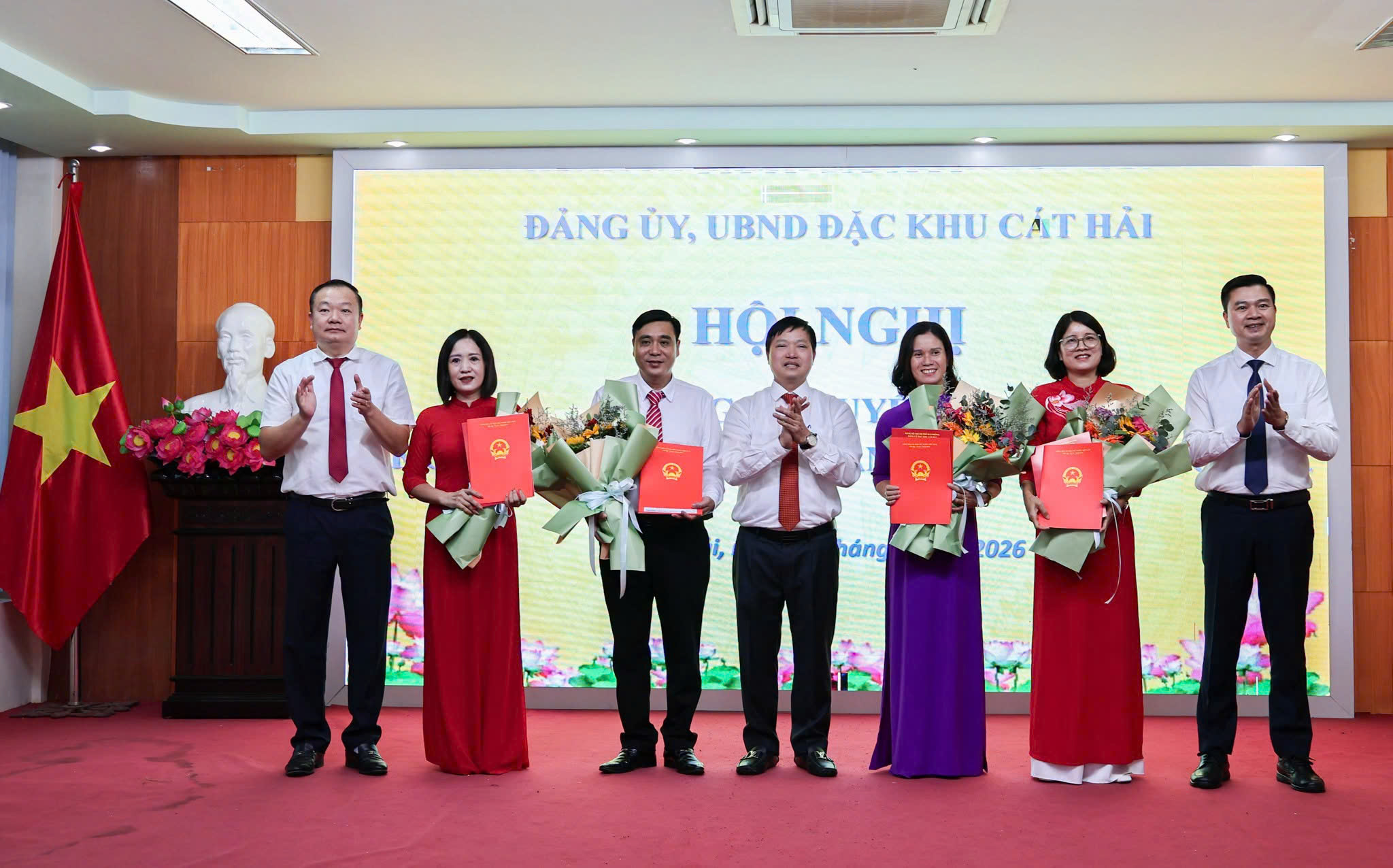 Đảng ủy, Ủy ban nhân dân đặc khu Cát Hải tổ chức Hội nghị công bố quyết định về công tác tổ chức, cán bộ các trường học thuộc diện sắp xếp trên địa bàn đặc khu Cát Hải