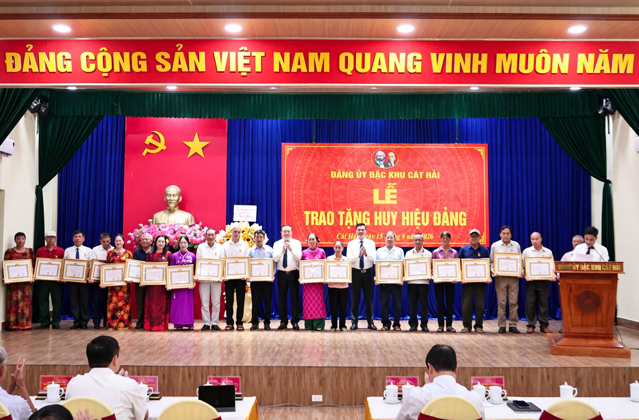 Đảng ủy đặc khu Cát Hải trao tặng Huy hiệu Đảng đợt 2/9 cho 145 đảng viên