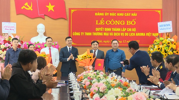 Lễ công bố Quyết định thành lập Chi bộ Công ty TNHH Thương mại và Dịch vụ Du lịch Aroma Việt Nam