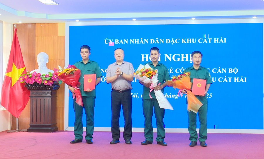 hội nghị công bố các quyết định về bổ nhiệm chức vụ Ban Chỉ huy Quân sự đặc khu Cát Hải