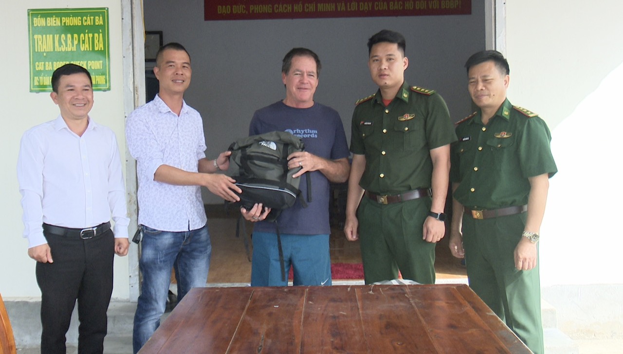 Bàn giao tài sản bị bỏ quên cho du khách người nước ngoài