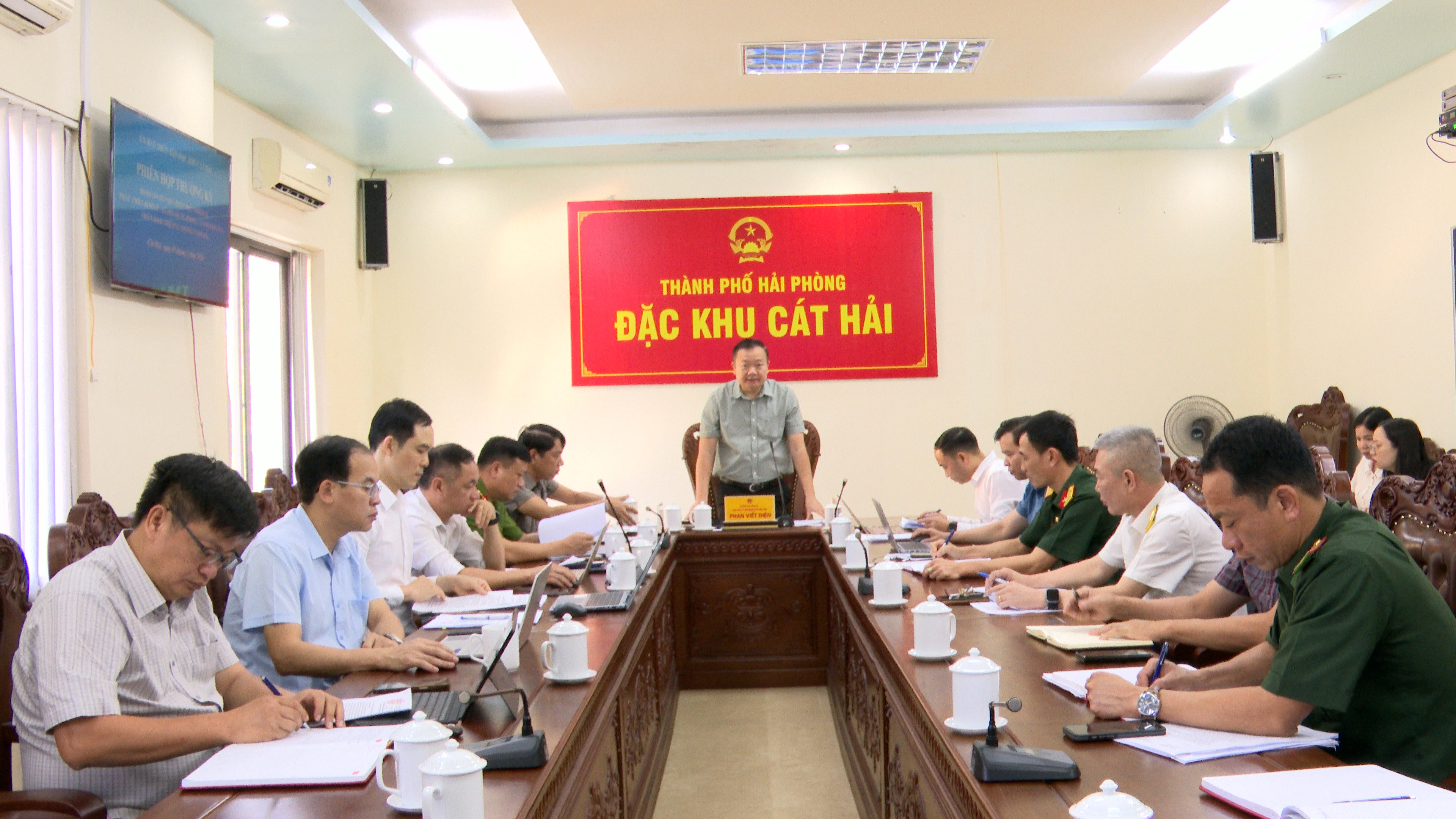 Ủy ban nhân dân đặc khu họp phiên thường kỳ tháng 4; triển khai nhiệm vụ tháng 5/2026