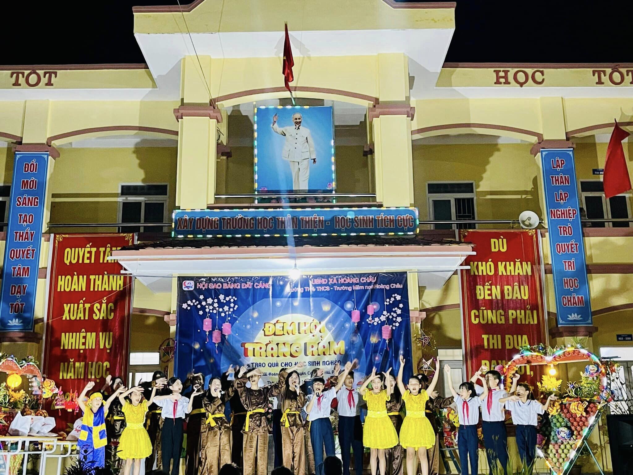 Trường TH&THCS Hoàng Châu phối hợp với câu lạc bộ Sao băng đất cảng và trường mầm non Hoàng Châu vừa  tổ chức chương trình “Đêm hội trăng rằm – Cùng em vui tết trung thu” năm 2023.