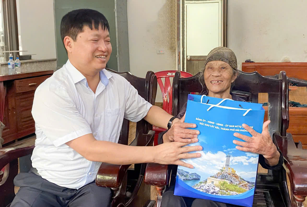 LÃNH ĐẠO ĐẶC KHU CÁT HẢI THĂM, TẶNG QUÀ NGƯỜI CAO TUỔI CÓ HOÀN CẢNH KHÓ KHĂN VÀ NGƯỜI CAO TUỔI TIÊU BIỂU TRÊN ĐỊA BÀN ĐẢO CÁT HẢI