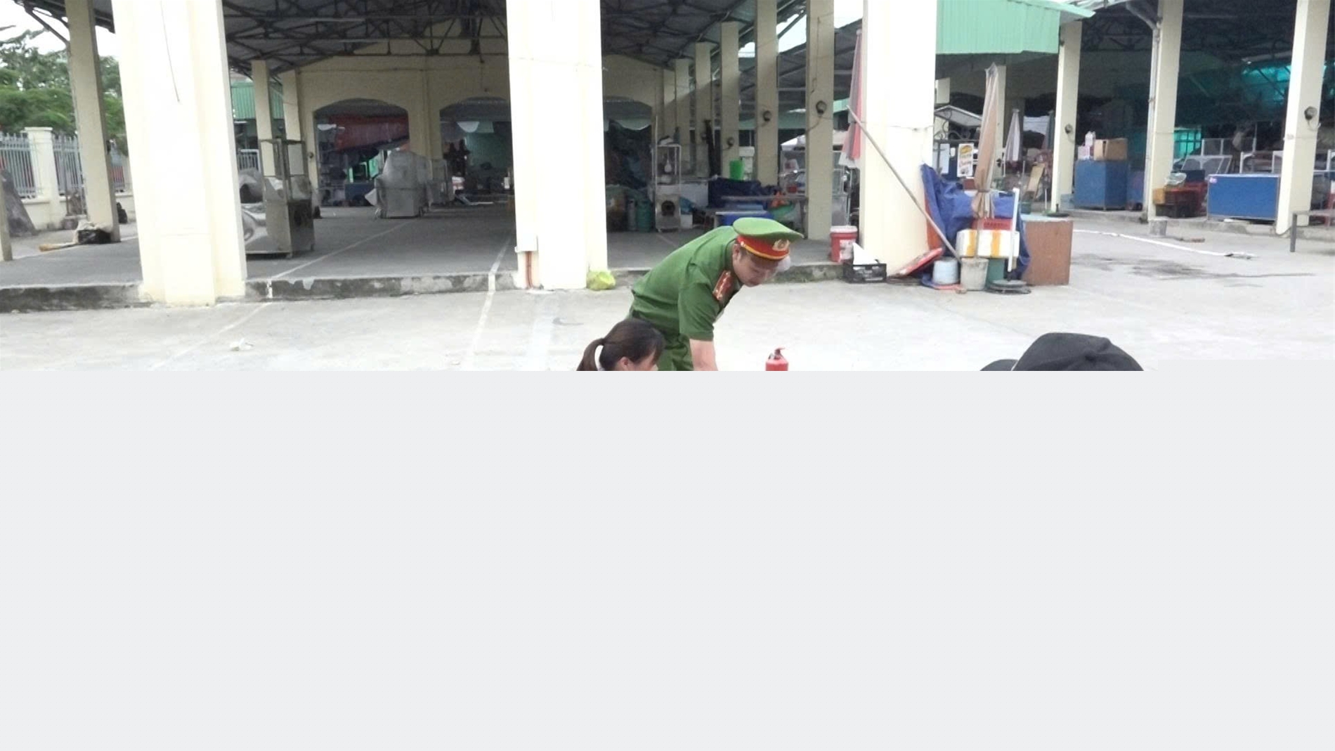 Tuyên truyền, hướng dẫn kỹ năng phòng cháy, chữa cháy cho tiểu thương tại chợ tái định cư đảo Cát Hải