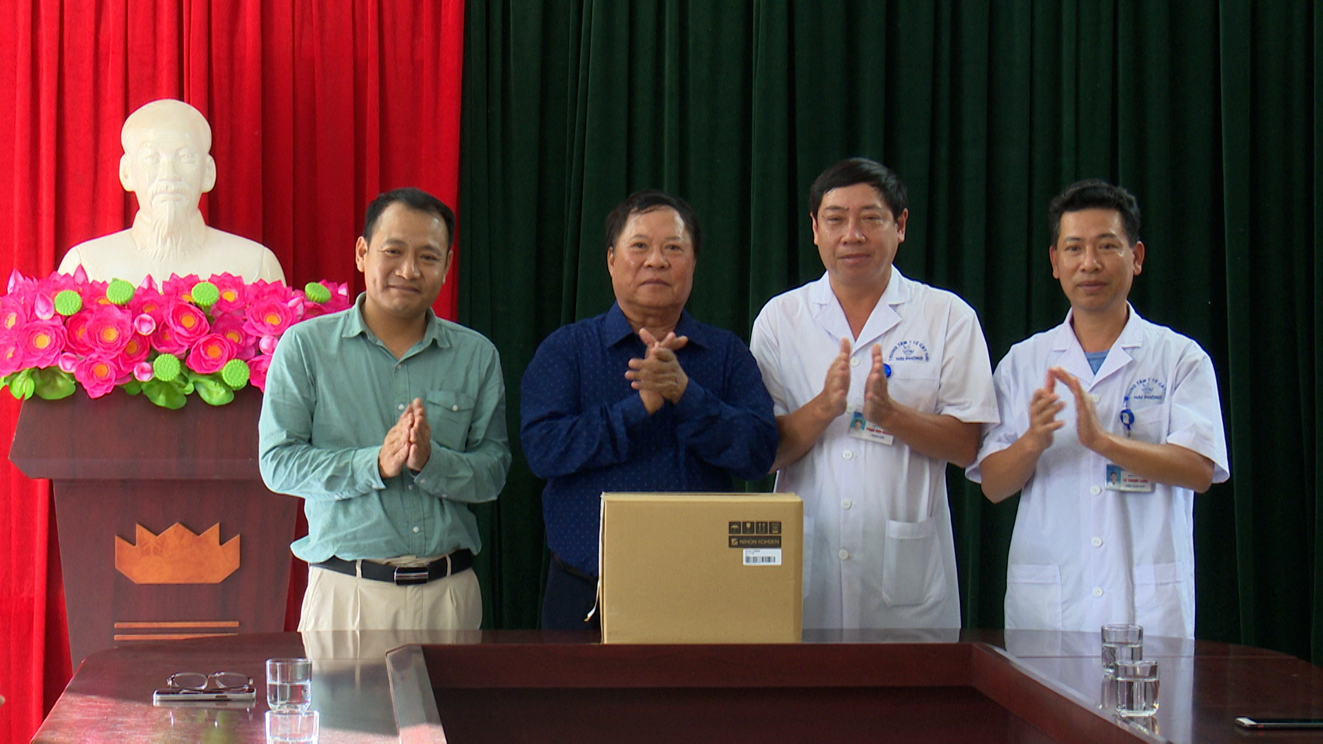 Tổng công ty Hàng Kênh - CTCP trao tặng máy điện tâm đồ 6 kênh cho Trung tâm y tế huyện Cát Hải.