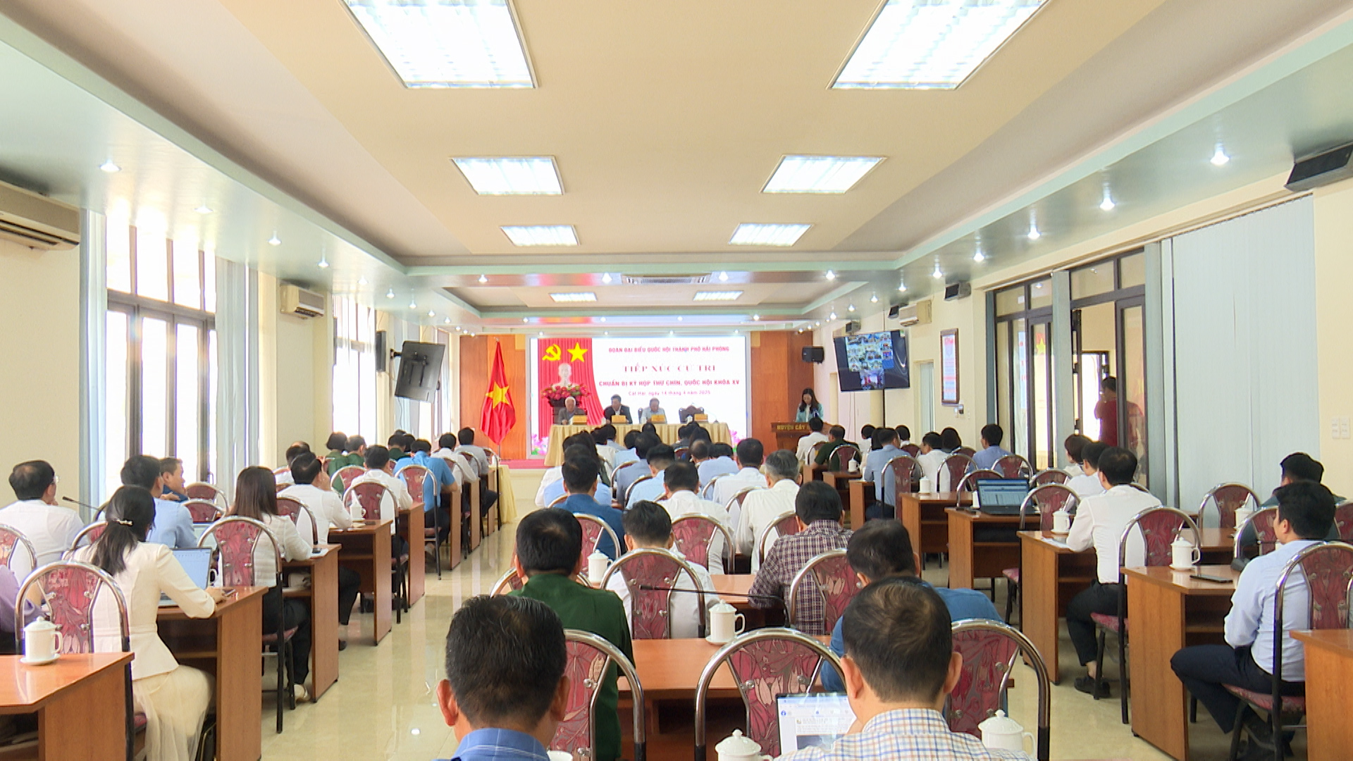 Đoàn Đại biểu Quốc hội Hải Phòng tiếp xúc cử tri huyện Cát Hải chuẩn bị cho Kỳ họp thứ Chín, Quốc hội khóa XV