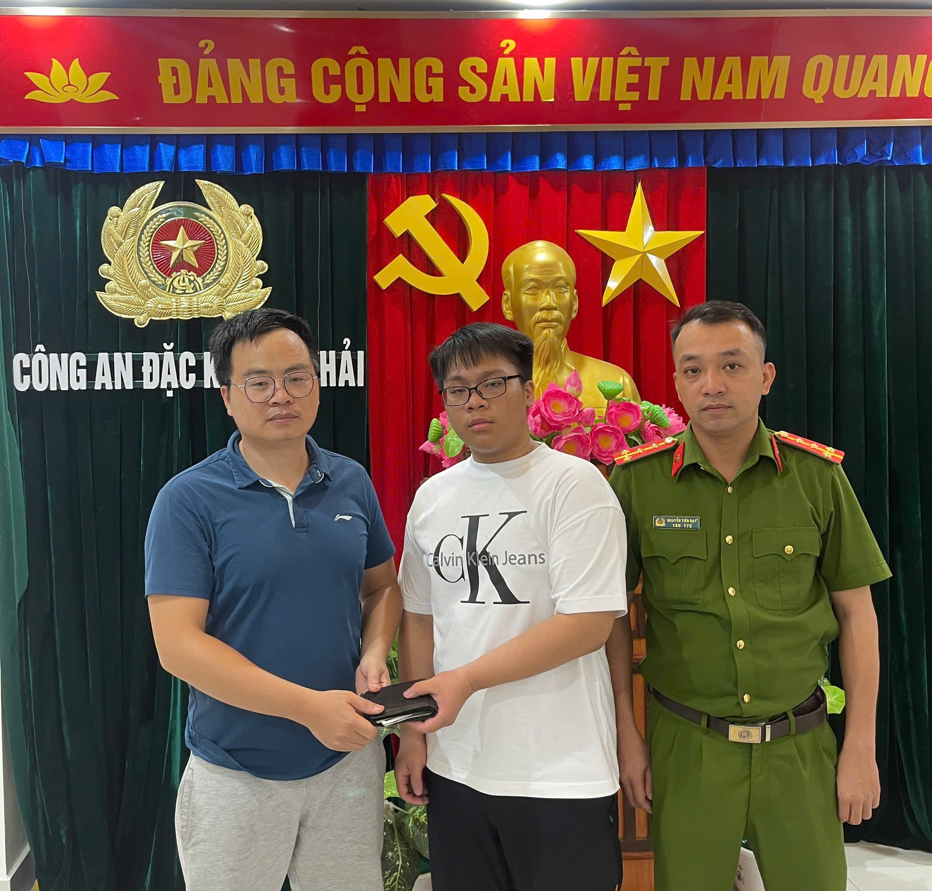 Công an đặc khu Cát Hải đã trao trả lại tài sản cho du khách