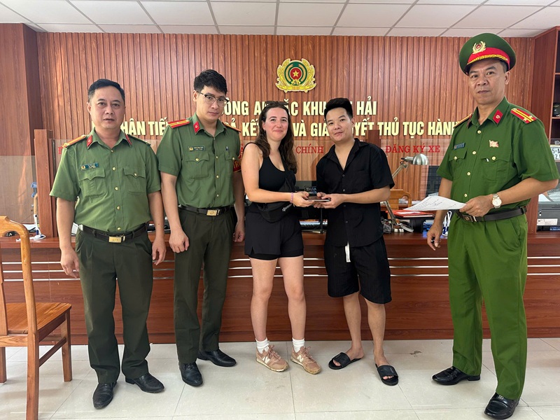 Trả lại tài sản thất lạc cho du khách nước ngoài