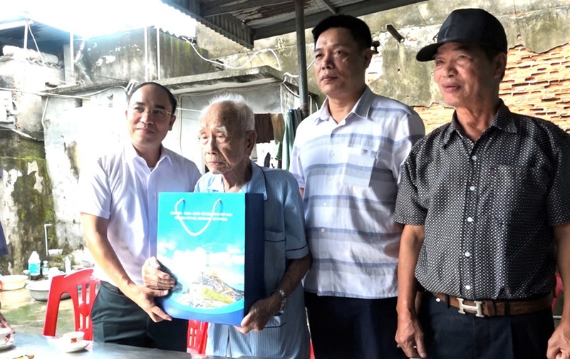  Đảng ủy – HĐND – UBND – UBMTTQVN đặc khu Cát Hải thăm, tặng quà NCT nhân kỷ niệm Ngày Quốc tế Người cao tuổi 1/10