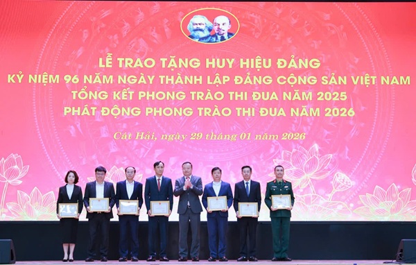 Lễ trao tặng Huy hiệu Đảng; kỷ niệm 96 năm ngày thành lập Đảng Cộng sản Việt Nam 3/2