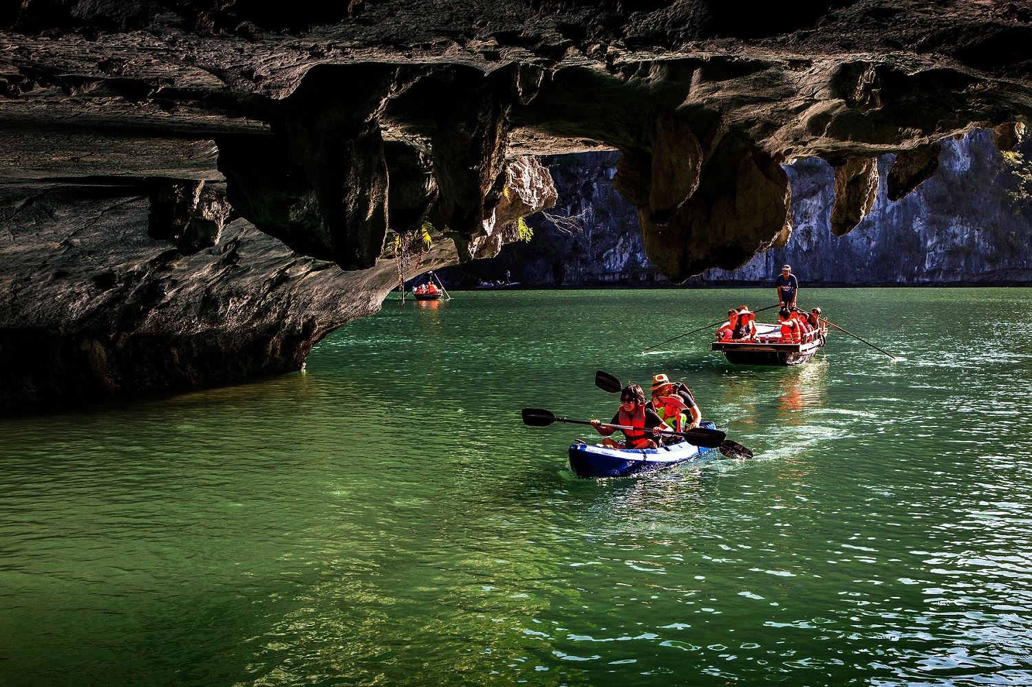 Chèo Kayak tham quan hang động